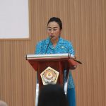 Ketua TP-PKK Provinsi Papua Selatan, Ny. Katharina Safanpo memberikan sambutan. (Foto HMS PPS)